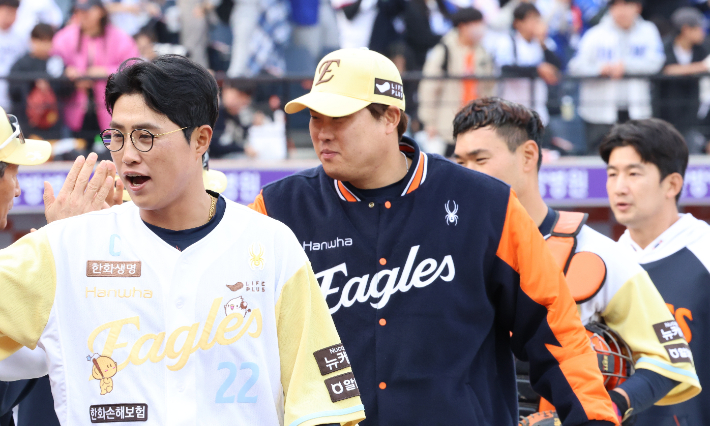 '한화 돌풍, 누가 막나' 시즌 2번째 8연승, LG와 공동 1위 질주