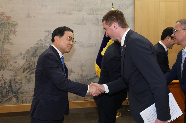 지난 2월 루카쉬 블첵 체코 산업부 장관의 국회방문 당시 허성무 의원과 악수를 나누고 있다. 의원실 제공 