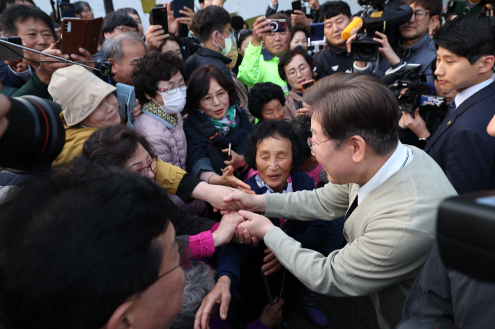 전북 찾은 이재명 "태양광 발전·햇빛 연금·농촌 기본소득 구상"