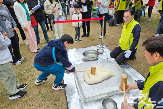 '꿈을 먹고 살지요' 행사엔 중고등부 청년들부터 장로, 권사들에 이르기까지 700여 명의 교인들이 자원봉사자로 참여해 지역 주민들을 섬긴다. 