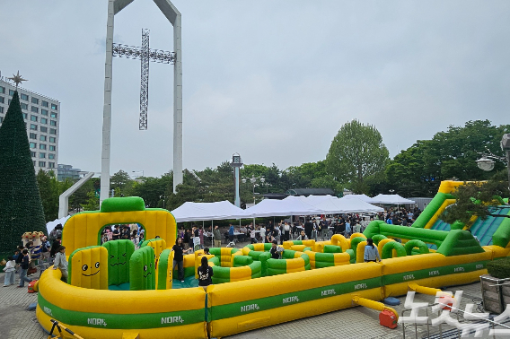 여의도순복음교회 앞 마당에 들어선 대형 에어바운스 놀이시설.