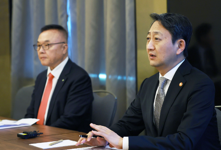 체코 원전 계약 관련 안덕근 산업부 장관(오른쪽), 황주호 한수원 사장(왼쪽) 체코 현지 간담회. 산업통상자원부 제공