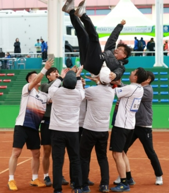 수원시청 선수들이 6일 제103회 동아일보기 소프트테니스대회 정상에 오른 뒤 임교성 감독을 헹가래치는 모습. 대한소프트테니스협회
