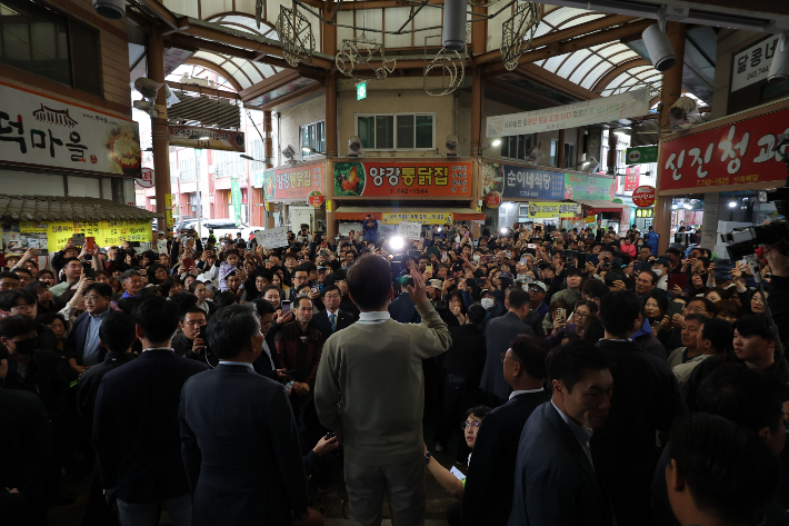 영동전통시장 연설하는 이재명 후보. 연합뉴스