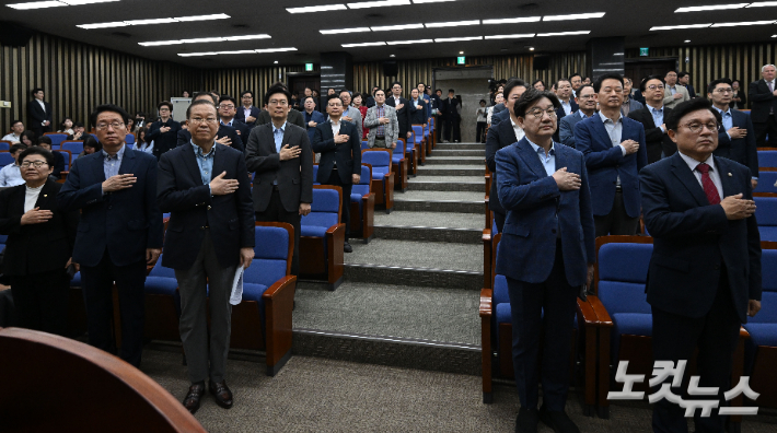 국민의힘 권영세 비상대책위원장과 권성동 원내대표를 비롯한 의원들이 6일 오후 서울 여의도 국회에서 열린 의원총회에서 국기에 경례를 하고 있다. 류영주 기자