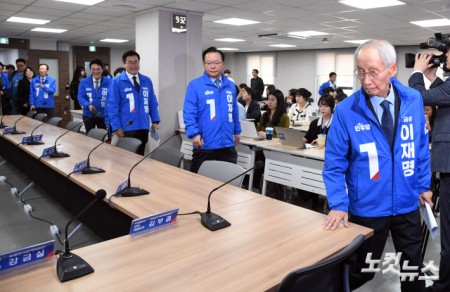 민주당 선대위 회의 참석하는 총괄선대위원장들