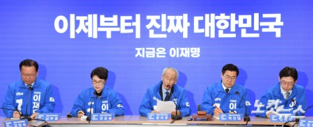 발언하는 윤여준 총괄선대위원장