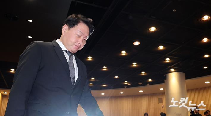 고개 숙인 최태원 회장…"SKT 해킹 뼈아프게 반성"