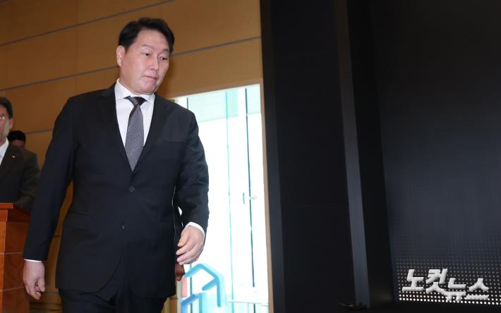 대국민 사과 후 브리핑장 나서는 최태원 회장