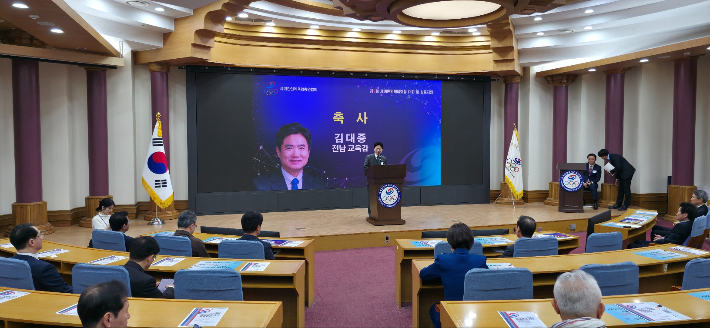 김대중 전남교육감이 지난 4월 21일 서울 국회의사당 의원회관에서 열린 '제9회 세계한인체육회장대회'에서 K-에듀센터 개소를 알리고 있다. 전남도교육청 제공 