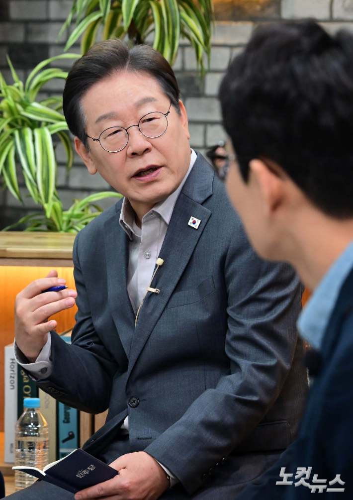 더불어민주당 이재명 대선 후보가 지난달 30일 오후 서울 구로구의 한 스튜디오에서 열린 '슬기로운 퇴근생활' 직장인 간담회에서 참가자들과 직장인의 고충에 대해 이야기를 나누고 있다. 국회사진취재단