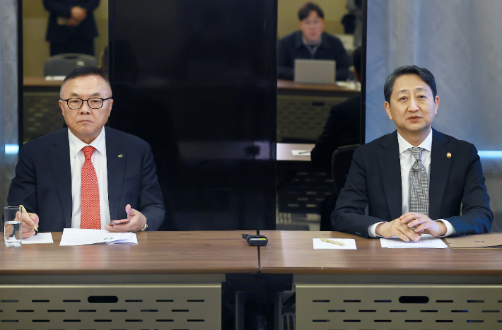 [일문일답]체코서 긴급 간담회 연 산업장관 "원전계약 큰 문제 없을 것"
