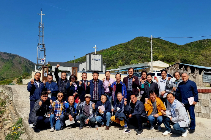 포항마을목회동행은 지난 21일과 22일 봉계교회에서 예장통합 충청노회 사회봉사부 목회자들과 함께 '교회부흥을 위한 현장세미나'를 개최했다. 포항마을목회동행 제공