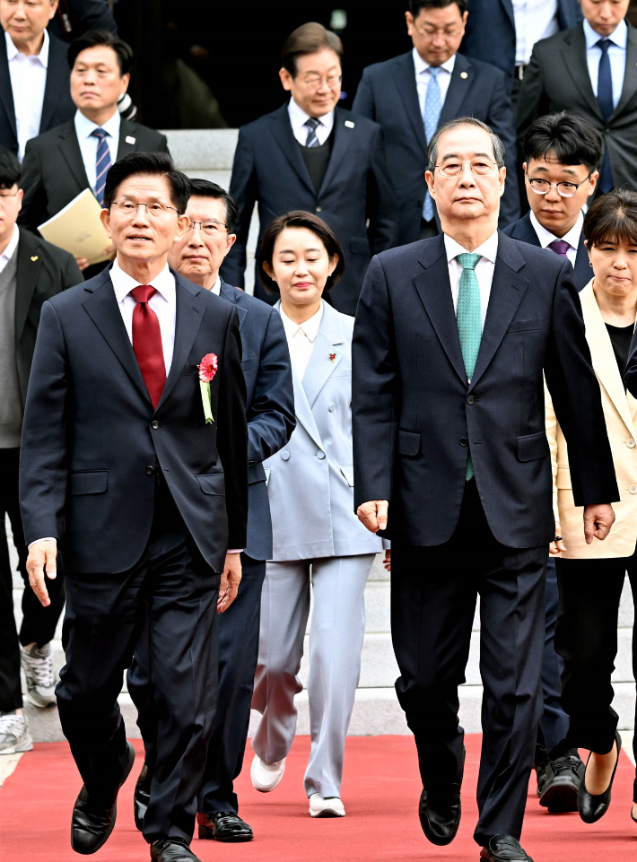 국민의힘 김문수 대선 후보(왼쪽)와 무소속 한덕수 대선 예비후보가 7일 오후 6시 단일화 논의를 위한 회동을 앞두고 있다. 사진은 지난 5일.연합뉴스