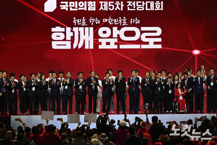 김문수 후보를 국민의힘 대선 후보로 공식 선출한 지난 3일 이후 당 지도부에서 김문수 후보에 대한 예우를 갖추지 못했다는 지적이 제기되고 있다. 사진은 지난 3일 국민의힘 전당대회. 윤창원 기자