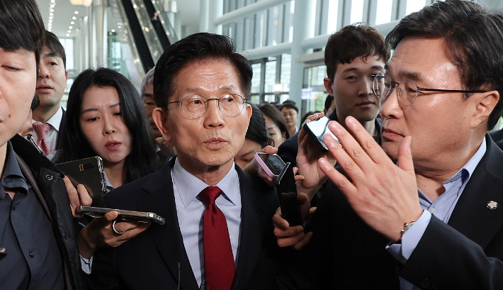 국민의힘 김문수 대선 후보가 지난 6일 아시아태평양경제협력체(APEC) 회의장인 경북 경주시 경주화백컨벤션센터에서 국민의힘 재선 의원 모임 간사인 엄태영 의원과 초선 의원 모임 간사인 김대식 의원의 방문을 받고 일정 중단을 선언한 뒤 이동하고 있다. 연합뉴스