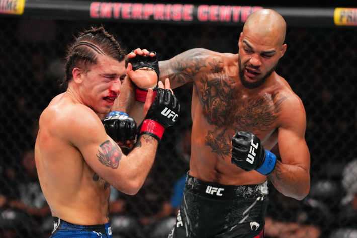 다음달 1일 고석현과 UFC 웰터급 경기를 벌이는 빌레 고프(사진 왼쪽)의 경기 장면. UFC 제공