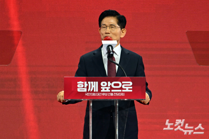 3일 경기도 일산 킨텍스에서 열린 국민의힘 제21대 대통령 선거 후보 선출을 위한 제5차 전당대회에서 대선 후보로 선출된 김문수 대선 후보가 수락 연설을 하고 있다. 윤창원 기자