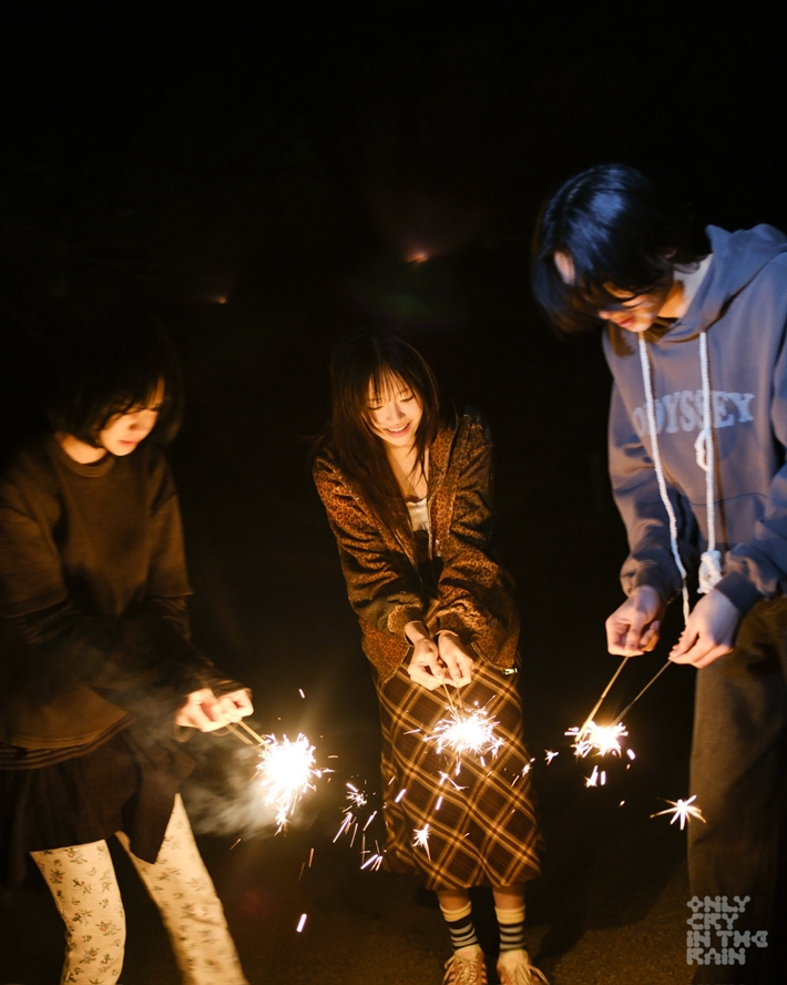 4월 21일 발매된 츄 미니 3집 '온리 크라이 인 더 레인' 뮤직비디오 콘셉트 사진. ATRP 제공