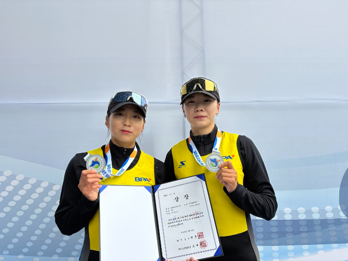 제19회 화천평화배 전국조정대회 경량더블스컬 부문에서 은메달을 수상한 부산항만공사 조정선수단. 왼쪽부터 이수민, 최수진 선수. 부산항만공사 제공