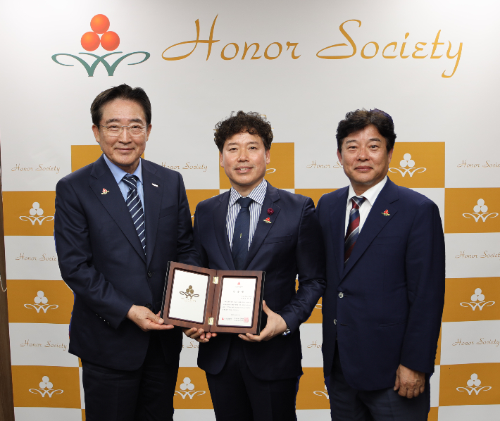 왼쪽부터 부산사랑의열매 이수태 회장, ㈜코리아오션텍 정광현 대표이사, 부산아너클럽 이성근 회장. 사랑의열매 제공