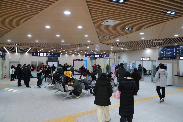 울진역사가 울진을 찾은 관광객들로 북적이고 있다. 울진군 제공 