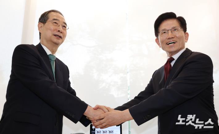 악수하는 김문수-한덕수