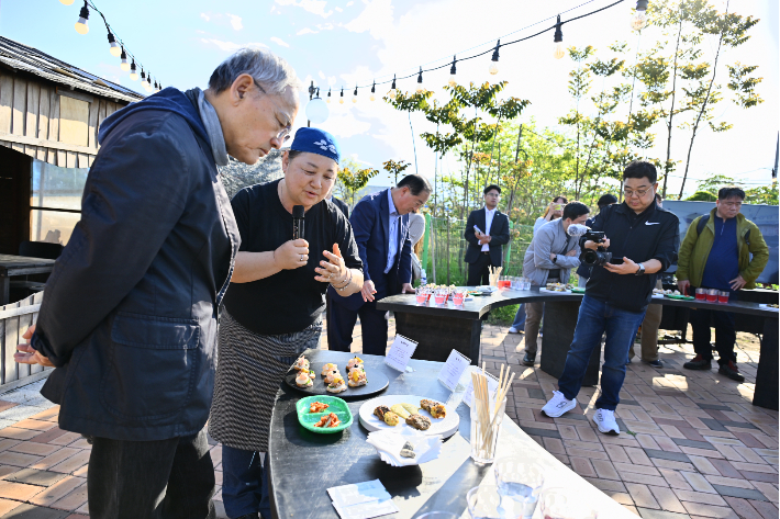 유인촌 문화체육관광부 장관은 7일 대한민국 문화도시로 선정된 속초시를 방문해 문화도시 추진 계획과 현황을 확인하고 지역 문화·예술인들과 소통하는 자리를 가졌다. 속초시 제공
