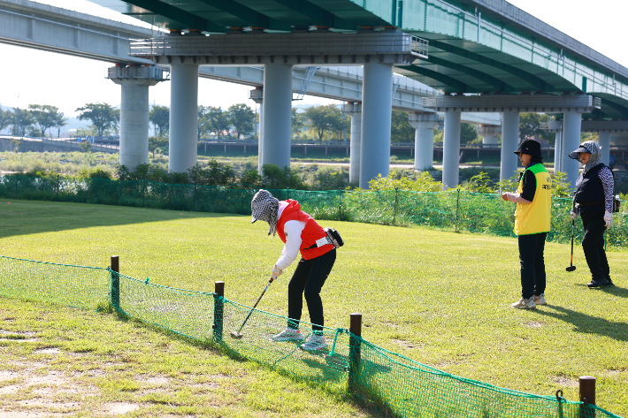 근남면파크골프장에서 동호인들이 경기를 즐기고 있다. 울진군 제공