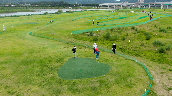 근남면파크골프장에서 동호인들이 경기를 즐기고 있다. 울진군 제공