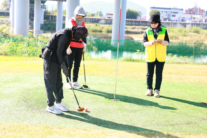 근남면파크골프장에서 동호인들이 경기를 즐기고 있다. 울진군 제공