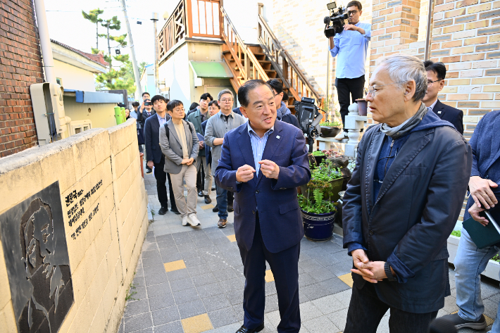 유인촌 문화체육관광부 장관은 7일 대한민국 문화도시로 선정된 속초시를 방문해 문화도시 추진 계획과 현황을 확인하고 지역 문화·예술인들과 소통하는 자리를 가졌다. 속초시 제공