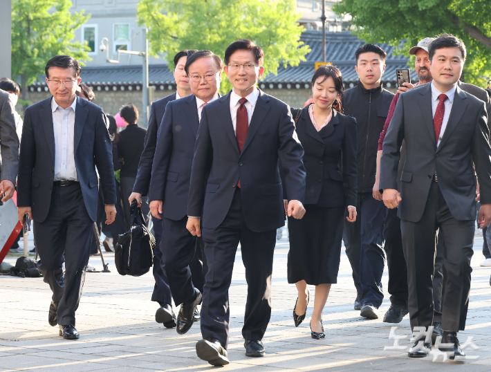 김문수 국민의힘 대선 후보가 7일 서울 종로구 한 음식점에서 한덕수 무소속 대선 후보와 단일화 관련 논의를 위해 들어가고 있다. 류영주 기자