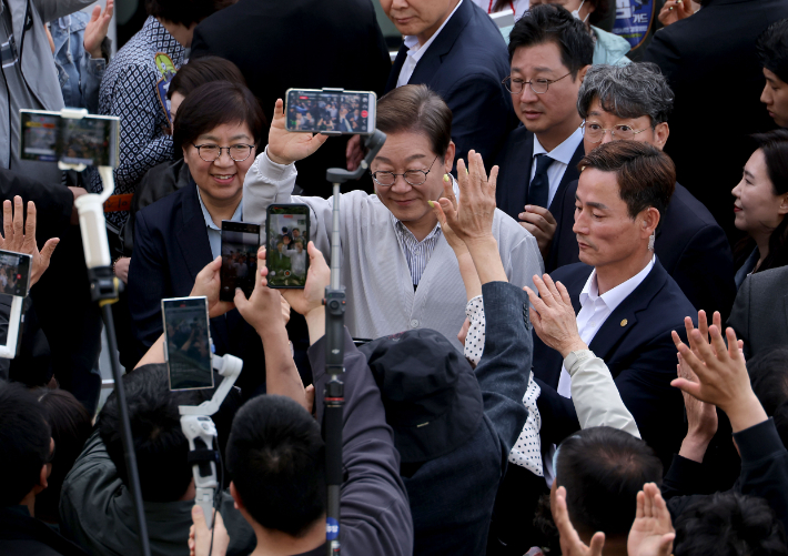 노인들 만난 이재명 "빈곤율 가장 문제…잘 챙겨 보겠다"