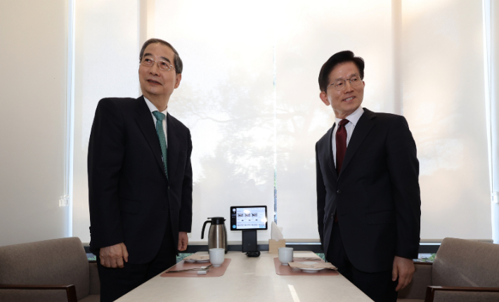 [속보]국힘 "두 후보 협상만 지켜볼 순 없어…로드맵 따라 진행"
