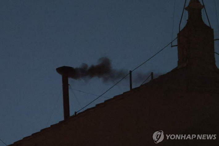 콘클라베 첫날 교황 선출 '불발'…바티칸 굴뚝에 '검은 연기'