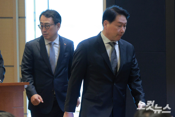 최태원 SK그룹 회장과 유영상 SK텔레콤 대표이사가 7일 오전 서울 중구 SKT타워에서 열린 기자회견에 입장하고 있다. 류영주 기자