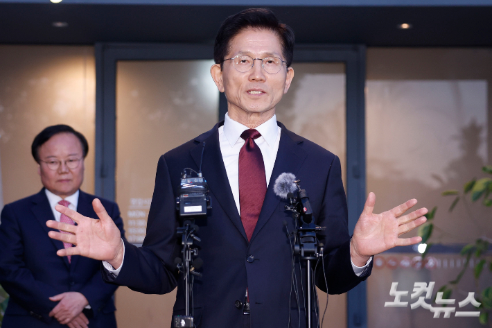 [속보]김문수 "다음주 수요일 토론, 목·금 여론조사 통해 단일화하자"