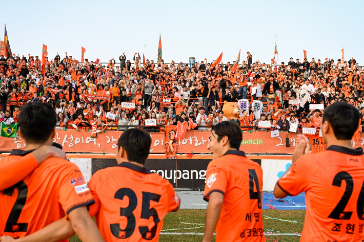 강릉에서 홈경기를 치른 후 응원단에 인사하고 있는 강원FC 선수들. 강원FC 제공