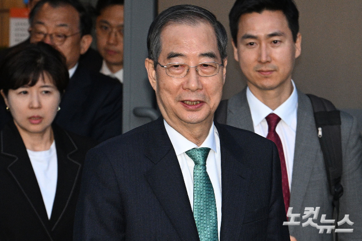 한덕수 무소속 대선 예비후보가 7일 오후 서울 종로구의 한 식당에서 김문수 국민의힘 대선 후보와의 단일화 관련 회동을 마친 후 식당에서 나오고 있다. 류영주 기자