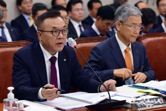 황주호 한국수력원자력 사장(왼쪽)과 김동철 한국전력공사 사장. 윤창원 기자