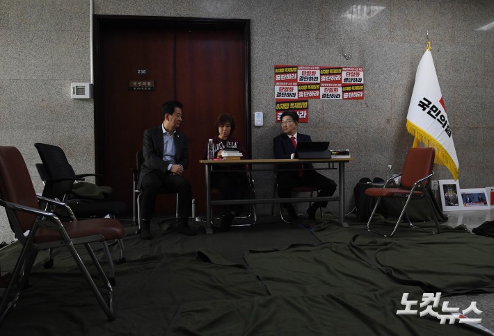 단일화 촉구 단식 농성 시작한 권성동 원내대표
