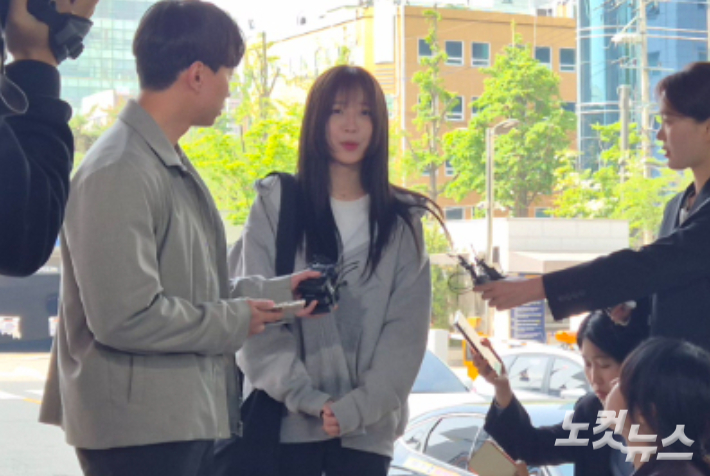 유튜버 쯔양(본명 박정원)이 8일 오전 9시 20분쯤 강남경찰서에 고소인 신분으로 조사를 받으러 출석하며 취재진에게 입장을 밝히고 있다. 송선교 기자
