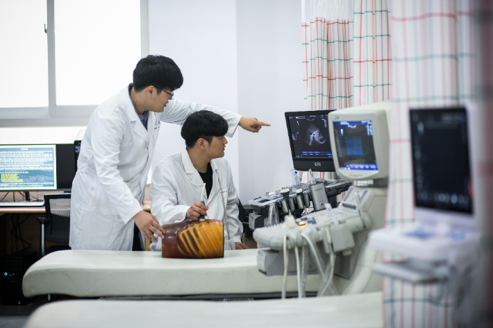 춘해보건대학교 방사선과 재학생 4명이 '방사성동위원소 취급자 일반면허' 국가자격시험에 동시 합격했다. 방사선과 학생들이 실습을 하고 있는 모습. 춘해보건대 제공  