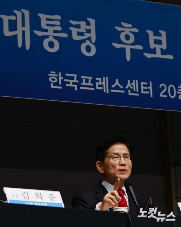 관훈클럽 토론회 기조연설하는 김문수 후보