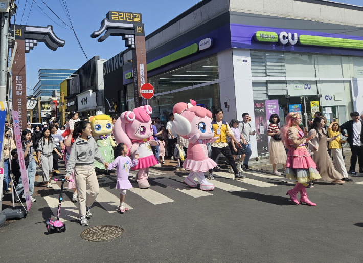 지난 4일 티니핑 캐릭터 퍼레이드가 열리자 가족 단위 관람객들이 함께 이동하는 진풍경을 연출했다. 경주시 제공