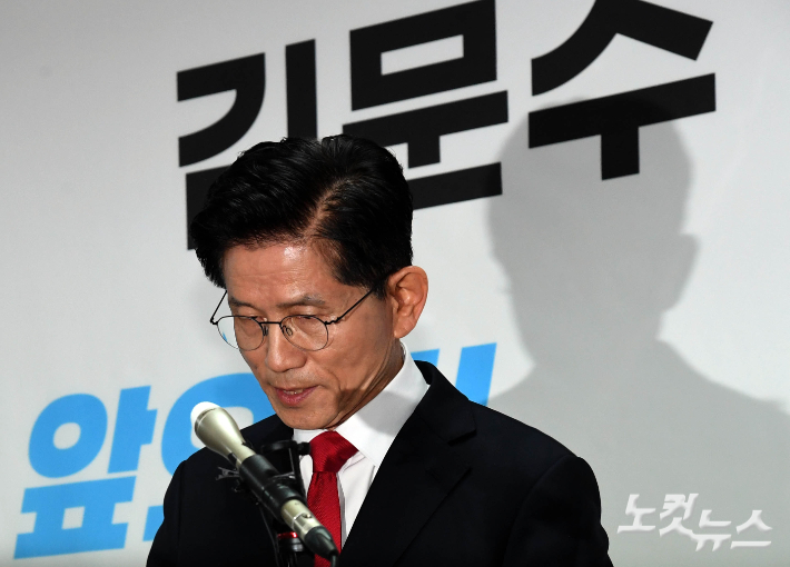 국민의힘 김문수 대선 후보가 8일 오전 서울 여의도 캠프에서 긴급 기자회견을 열고 당헌 제74조에 규정된 당무우선권을 발동하겠다고 밝히고 있다. 김 후보는 "지금 진행되는 단일화는 강제적 후보 교체이자 저 김문수를 끌어내리려는 작업이기 때문에 법적 분쟁으로 갈 수 있다" 며 "현 시점부터 지도부는 강압적 단일화 요구를 중단하라"고 말했다. 황진환 기자