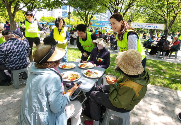 한국노총 부산지역본부가 8일 부산시청 녹음광장에서 어르신 식사 나눔 행사를 진행하고 있다. 한국노총 부산지역본부 제공