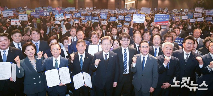 기념 촬영하는 이재명 후보