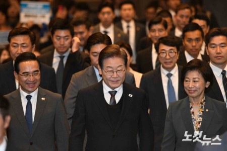 직능본부 민생정책 협약식 참석하는 이재명 후보